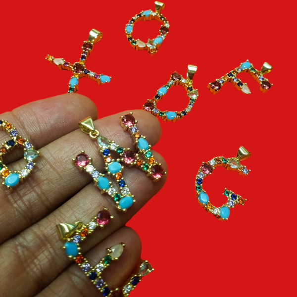 Dije Letra L; Latón con Zirconia- 1 Pieza