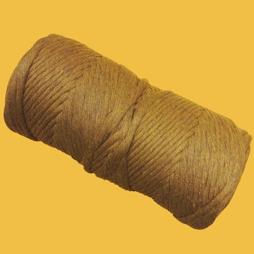 Hilo De Poliester En Tono Marrón. Hilo Para Coser A Máquina