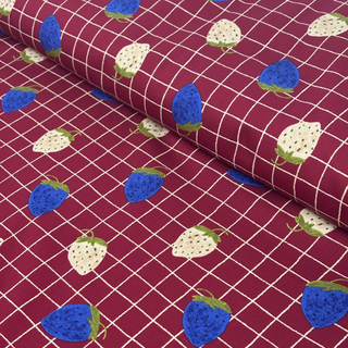 Tela Baby Twill 60" de Algodón Estampada con Cuadros y Fresas, Burdeos - 1 yarda