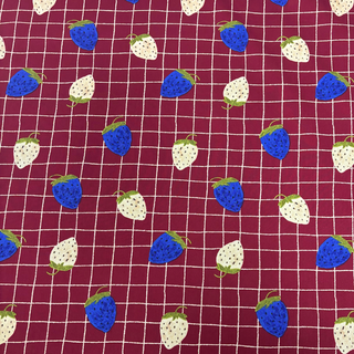 Tela Baby Twill 60" de Algodón Estampada con Cuadros y Fresas, Burdeos - 1 yarda