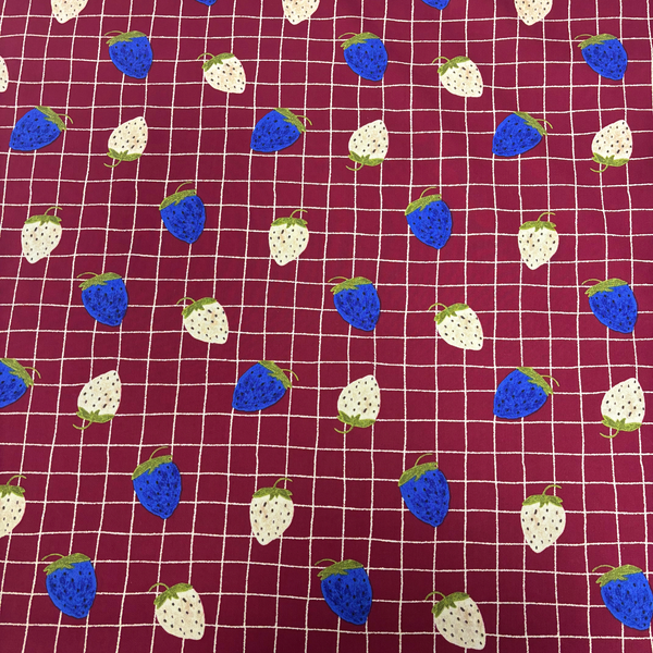 Tela Baby Twill 60" de Algodón Estampada con Cuadros y Fresas, Burdeos - 1 yarda