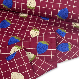 Tela Baby Twill 60" de Algodón Estampada con Cuadros y Fresas, Burdeos - 1 yarda