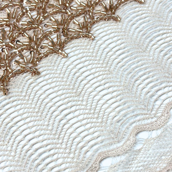 Tela Tulle de Encaje Bordada 65",  Dorado / Crema - 1 yarda