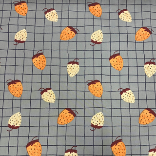 Tela Baby Twill 60" de Algodón Estampada con Cuadros y Fresas, Azul / Gris - 1 yarda
