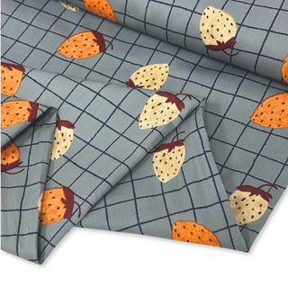 Tela Baby Twill 60" de Algodón Estampada con Cuadros y Fresas, Azul / Gris - 1 yarda