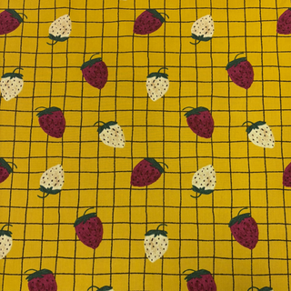 Tela Baby Twill 60" de Algodón Estampada con Cuadros y Fresas, Mostaza - 1 yarda
