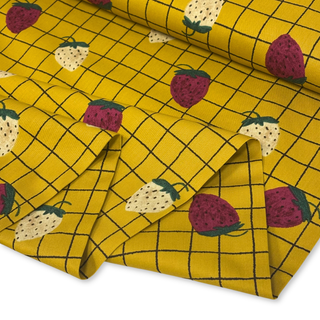 Tela Baby Twill 60" de Algodón Estampada con Cuadros y Fresas, Mostaza - 1 yarda