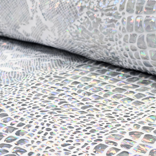 Tela Licra Holográfica 60", Estampado de Cocodrilo Blanco y Plateado - 1 yarda