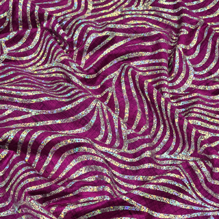Tela Licra Holográfica 60", Estampado Ondulado Magenta y Plateado - 1 yarda