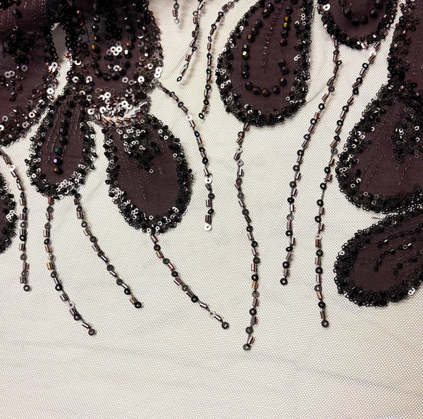 Tela Tulle de Encaje Bordada 65”, Vino / Negro - 1 yarda