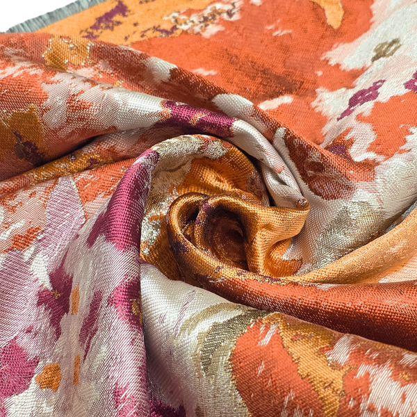 Tela Brocado 118”, Flores Abstractas con Detalles Dorados – 1 yarda