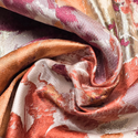 Tela Brocado 118”, Flores Abstractas con Detalles Dorados – 1 yarda