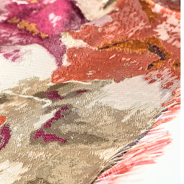 Tela Brocado 118”, Flores Abstractas con Detalles Dorados – 1 yarda
