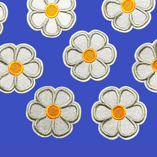 White Flower - Aplicación bordada con pega ; 1 pieza