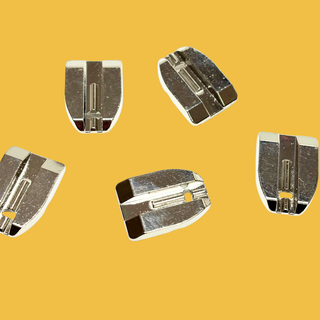 Prensatelas Metálico para "Zipper" Invisible y Dobladillos Finos - 1 pieza