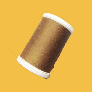 Dual Duty Sewing Thread; All Purpose, Camel/ Hilo de coser color caramelo