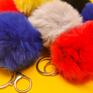 Llavero con Pom Pom, Rojo/ Red Pom-Pom Keychain; 1 Piece